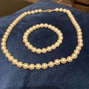 Classic pearl necklace with matching bracelet